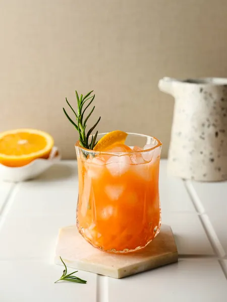 Jus Orange Verre Avec Romarin Fruits Frais Sur Table Mise — Photo