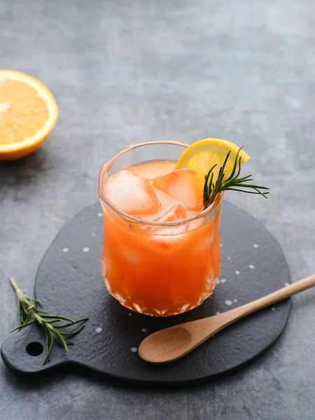 Apelsinjuice Glas Med Rosmarin Färsk Frukt Bordet Selektiv Fokus Och — Stockfoto