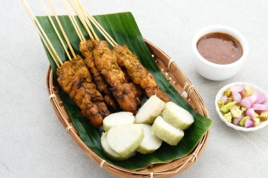 Lontong ve fıstık soslu tavuk satay (sate ayam). Endonezya 'nın popüler sokak yemeklerinden biri. Seçici odak.