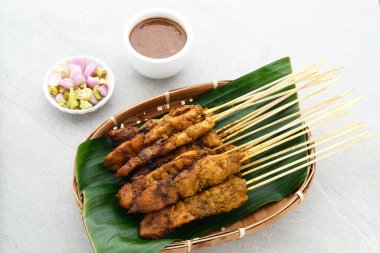 Lontong ve fıstık soslu tavuk satay (sate ayam). Endonezya 'nın popüler sokak yemeklerinden biri. Seçici odak.