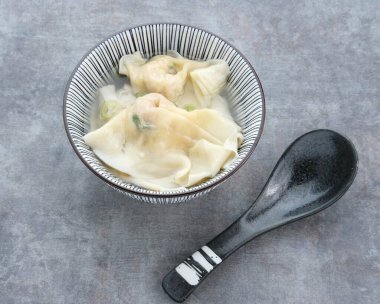 Lezzetli Wonton Çorbası (hamur çorbası) veya Pangsit Kuah kasede servis edilir, seçici odaklanma.