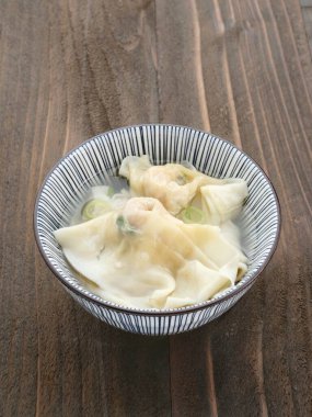 Lezzetli Wonton Çorbası (hamur çorbası) veya Pangsit Kuah kasede servis edilir, seçici odaklanma.