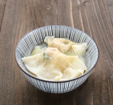Lezzetli Wonton Çorbası (hamur çorbası) veya Pangsit Kuah kasede servis edilir, seçici odaklanma.