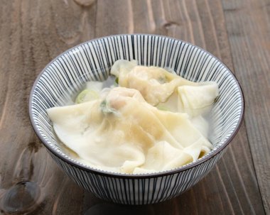 Lezzetli Wonton Çorbası (hamur çorbası) veya Pangsit Kuah kasede servis edilir, seçici odaklanma.