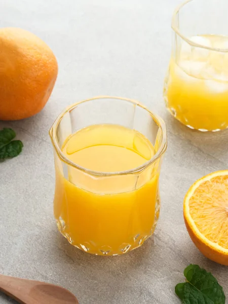 Zumo Naranja Vaso Con Menta Frutas Frescas Sobre Tabla Madera — Foto de Stock