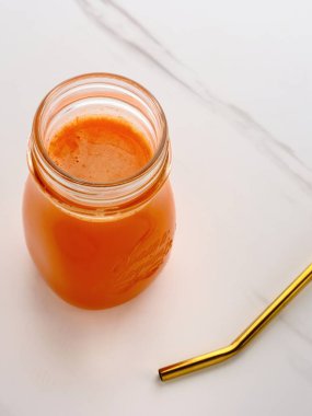 Bir bardak taze havuç suyu, sağlığa çok iyi gelir. Bulanık arkaplan ve seçici odak resmi