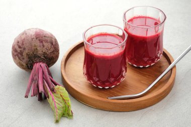 Sağlıklı pancar suyu, bardakta samanla servis edilir, kapat ve boşluğu kopyala. 