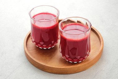 Sağlıklı pancar suyu, bardakta samanla servis edilir, kapat ve boşluğu kopyala. 