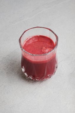 Sağlıklı pancar suyu, bardakta samanla servis edilir, kapat ve boşluğu kopyala. 