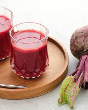 Sağlıklı pancar suyu, bardakta samanla servis edilir, kapat ve boşluğu kopyala. 
