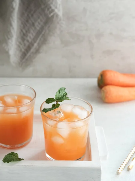 Bicchiere Succo Carota Fresco Molto Buono Salute Sfondo Sfumato Immagine — Foto Stock