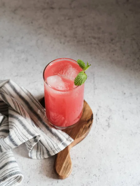 Frisse Watermeloen Sap Met Munt Ijs Het Glas Witte Tafel — Stockfoto