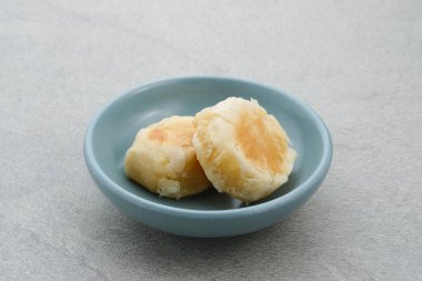 Bakpia, Bakpia Pathok, yeşil fasulye, peynir ve şeker karışımından yapılan tipik bir Yogjakarta yiyeceğidir. Seçici odak resmi.