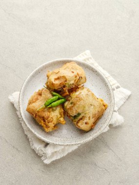 Bol yağda kızartılmış tofu karışık sebzeler ya da Endonezya 'nın geleneksel popüler atıştırmalığı Tahu Isi. Kapat, gri arkaplanda izole edilmiş..