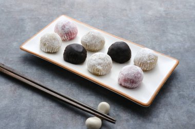 Mochi tatlısı tabakta servis ediliyor, yakın çekim. Seçici odak resmi.