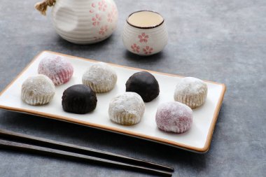 Mochi tatlısı tabakta servis ediliyor, yakın çekim. Seçici odak resmi.