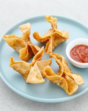 Pangsit, Pangsit Goreng, Lezzetli Pangsit Ayam Goreng (Tavuk Kızartması), Endonezya Geleneksel Yemekleri un ve tavuktan yapılır. Seçici odak ve resmi kapat.