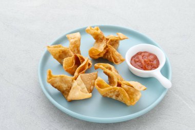 Pangsit, Pangsit Goreng, Lezzetli Pangsit Ayam Goreng (Tavuk Kızartması), Endonezya Geleneksel Yemekleri un ve tavuktan yapılır. Seçici odak ve resmi kapat.