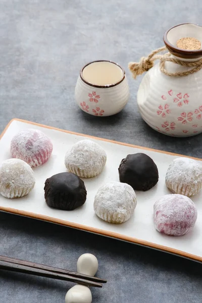 Mochi tatlısı tabakta servis ediliyor, yakın çekim. Seçici odak resmi.