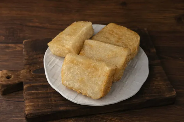 Jadah Goreng或油炸糯米糕是由糯米和烤椰子制成的爪哇传统蛋糕 在白板上服务 选择性聚焦图像 — 图库照片