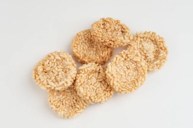 Rengginang ya da geleneksel pirinç krakeri, Endonezya geleneksel abur cuburu, lezzetli ve çıtır pirinçten yapılır. Beyaz arka planda izole edilmiş. Seçici odak.