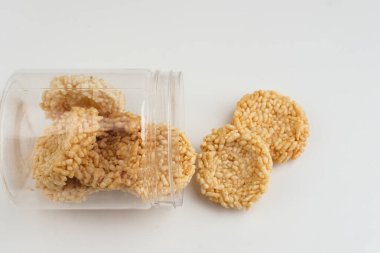 Rengginang ya da geleneksel pirinç krakeri, Endonezya geleneksel çerezleri glutinous pilavından, lezzetli ve çıtır çıtır.
