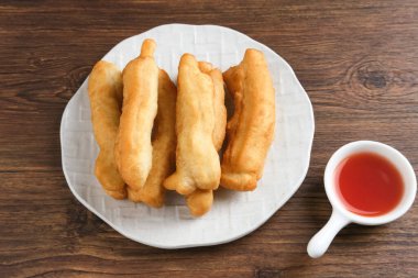 Cakwe ya da Cakue ya da Youtiao Çin 'in geleneksel çerezlerinden biridir ve Çin ve Asya' da çok popülerdir. Seçici odak resmi, boşluğu kopyala.