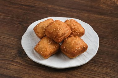 Bolang balyalama, Odading, küp ya da bloklarda kızarmış ekmek, açık kahverengi bir dış deri ve susam tohumları serpiştirilmiş, içi boş ve kabarık, yani küçük bir yastığa benziyor..