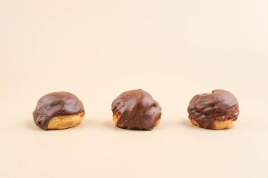 Choux pastası sadece tereyağı, su, un ve yumurta içerir. Choux hamur işleri bazen kremalı pasta yaptıktan sonra kremayla doludur. Beyaz tabakta servis edilir, alanı kopyala