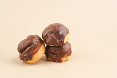 Choux pastası sadece tereyağı, su, un ve yumurta içerir. Choux hamur işleri bazen kremalı pasta yaptıktan sonra kremayla doludur..