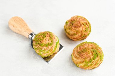 Choux pastası sadece tereyağı, su, un ve yumurta içerir. Choux hamur işleri bazen kremalı pasta yaptıktan sonra kremayla doludur..