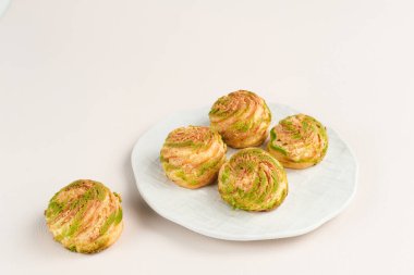 Choux pastası sadece tereyağı, su, un ve yumurta içerir. Choux hamur işleri bazen kremalı pasta yaptıktan sonra kremayla doludur..