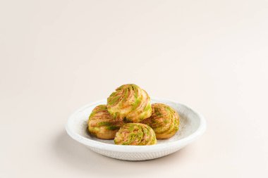 Choux pastası sadece tereyağı, su, un ve yumurta içerir. Choux hamur işleri bazen kremalı pasta yaptıktan sonra kremayla doludur..
