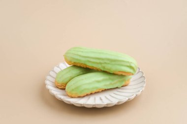 Geleneksel Fransız tatlısı. Çikolata jöleli, tatlı ve renkli ekler..