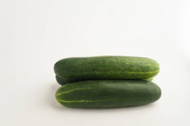 Taze ve sağlıklı salatalıklar, yakın çekim, seçici odak görüntüsü.