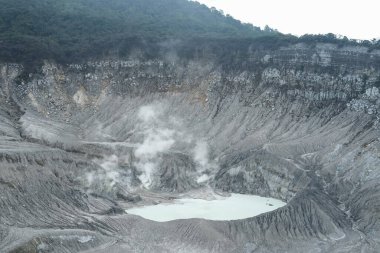 Tangkuban Perahu Dağı, Lembang, Batı Bandung Regency, Sangkuriang Efsanesi ile ilişkili dağlardan biri..