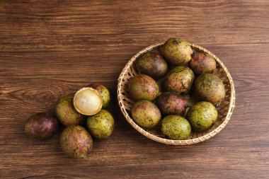 Papua, Endonezya 'dan Matoa meyvesi. Matoa vitamin, besin ve antioksidan içerir. Seçici odak resmi, boşluğu kopyala.