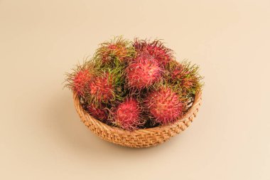 Taze ve olgun Rambutan meyveleri, seçici odak noktası. Kapat..