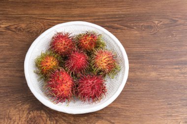 Taze ve olgun Rambutan meyveleri, seçici odak noktası. Kapat..