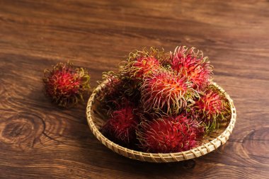 Taze ve olgun Rambutan meyveleri, seçici odak noktası. Kapat..