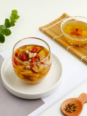 Çin mutfağı, bir kase şeftali sakızı. Şeftali sakızı, şeftali sakızı, kuş yuvası, kırmızı hurma, kar mantarı, goji üzümü ve kaya şekeri içeren geleneksel Çin içeceğidir.. 