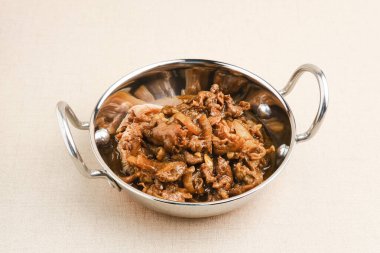 Küçük tavada teriyaki soslu biftek. Asya usulü yemek. Boşluğu kopyala.