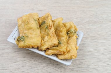 Tempe Mendoan, geleneksel kızarmış tempeh, Endonezya 'nın popüler sokak yemeklerinden biri. Seçili odak.