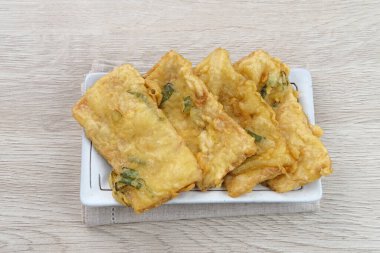 Tempe Mendoan, geleneksel kızarmış tempeh, Endonezya 'nın popüler sokak yemeklerinden biri. Seçili odak.