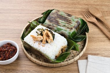 Nasi Bakar, muz yapraklarına sarılmış baharatlı pilav baharatlı tavuk ve fesleğen yaprağı ve ızgara. Seçili odak