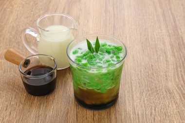 Es Cendol veya Dawet, Endonezya 'nın geleneksel bir tatlısıdır (pirinç unundan yapılır), hindistan cevizi sütü ve palmiye şekerinden oluşur. Ramazan boyunca popüler.