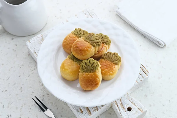 Nastar Cookies Taiwan Pineapple Cookies 파인애플 모양의 접시로 섬기다 — 스톡 사진