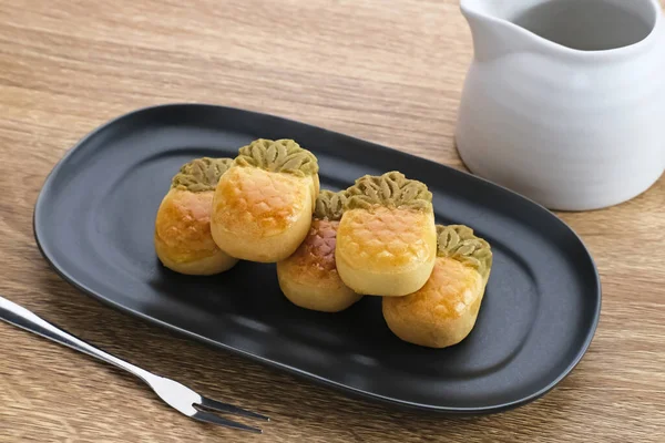 Nastar Cookies Taiwan Pineapple Cookies 파인애플 모양의 판에서 봉사하다 — 스톡 사진