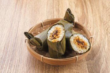 Arem-arem, muz yapraklarına sarılmış sebze, tavuk, et veya tempeh ile dolu geleneksel bir Endonezya yemeği. Arem-arem kahvaltıda çok popüler. Seçili odak.