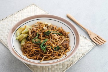 Mie Jawa ya da Bakmie Jawa, geleneksel Java eriştesi. Tabakta servis ediliyor, kapat..